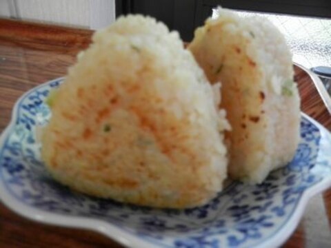 こってり美味しい♪みそマヨにんにくの焼きおにぎり